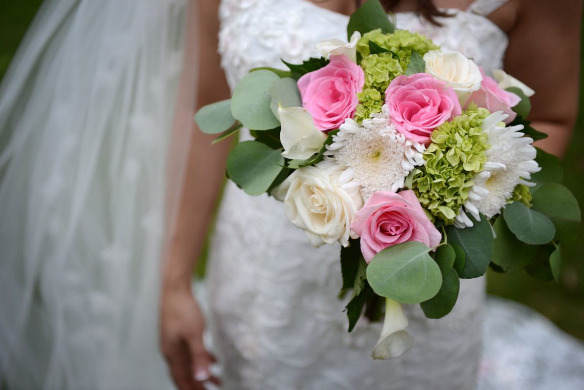 Weddings S&T Her flowers